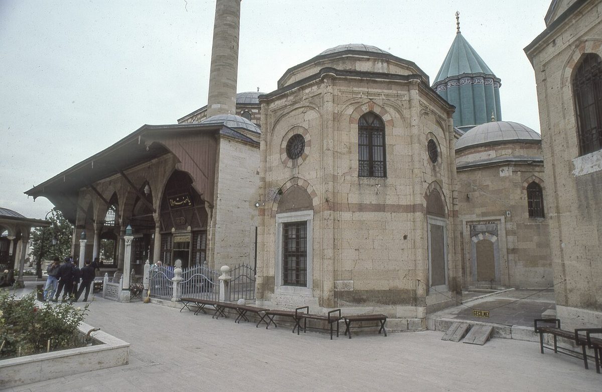 Konya'daki Mevlâna Müzesi ve türbenin yeşil kubbesi