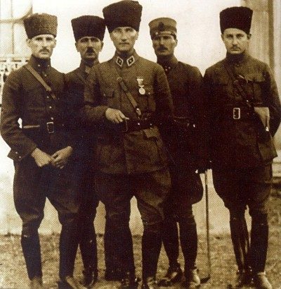 Mustafa Kemal yakın çevresiyle İzmit'te