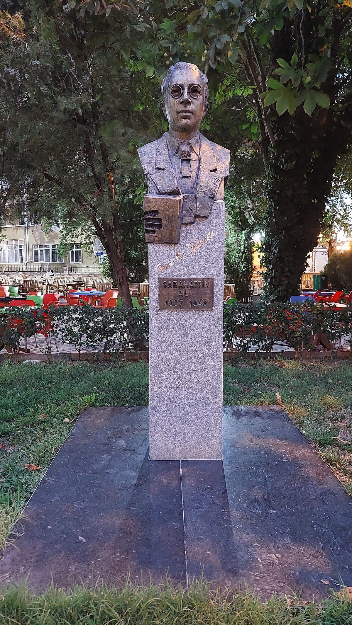 Kırklareli'deki Sabahattin Ali büstü