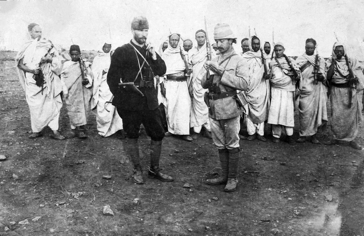 Kurmay Binbaşı Mustafa Kemal, Trablusgarp'ta gönüllü Bedevi kuvvetlerinin önünde emir yazdırırken
