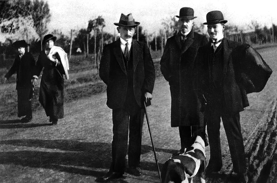 Kurmay Yarbay Mustafa Kemal arkadaşlarıyla, Sofya, 1914