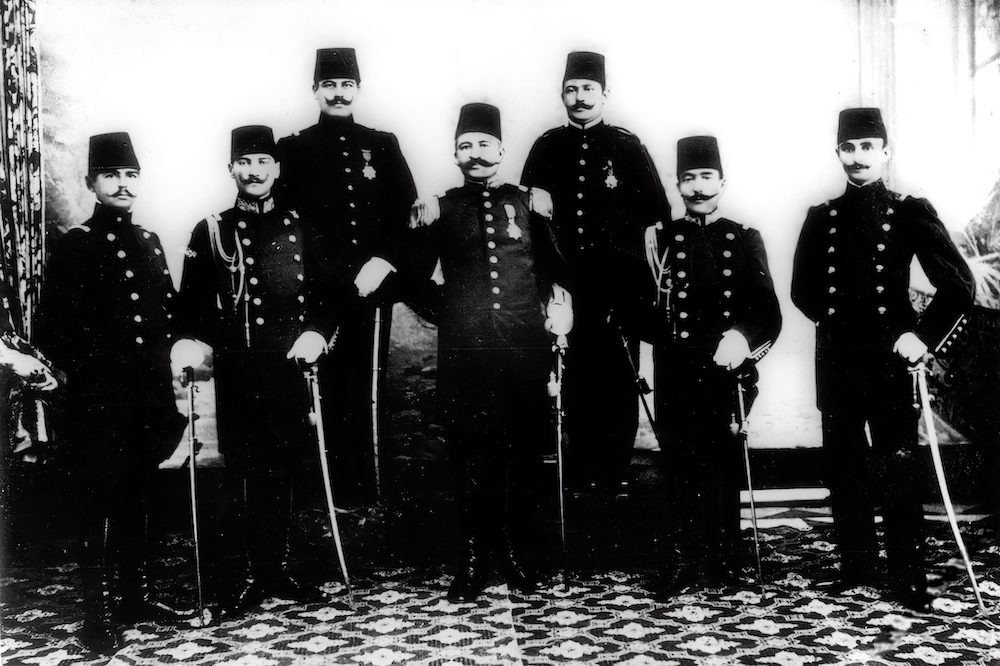 Kurmay Yüzbaşı Mustafa Kemal arkadaşlarıyla, Şam, Haziran 1907