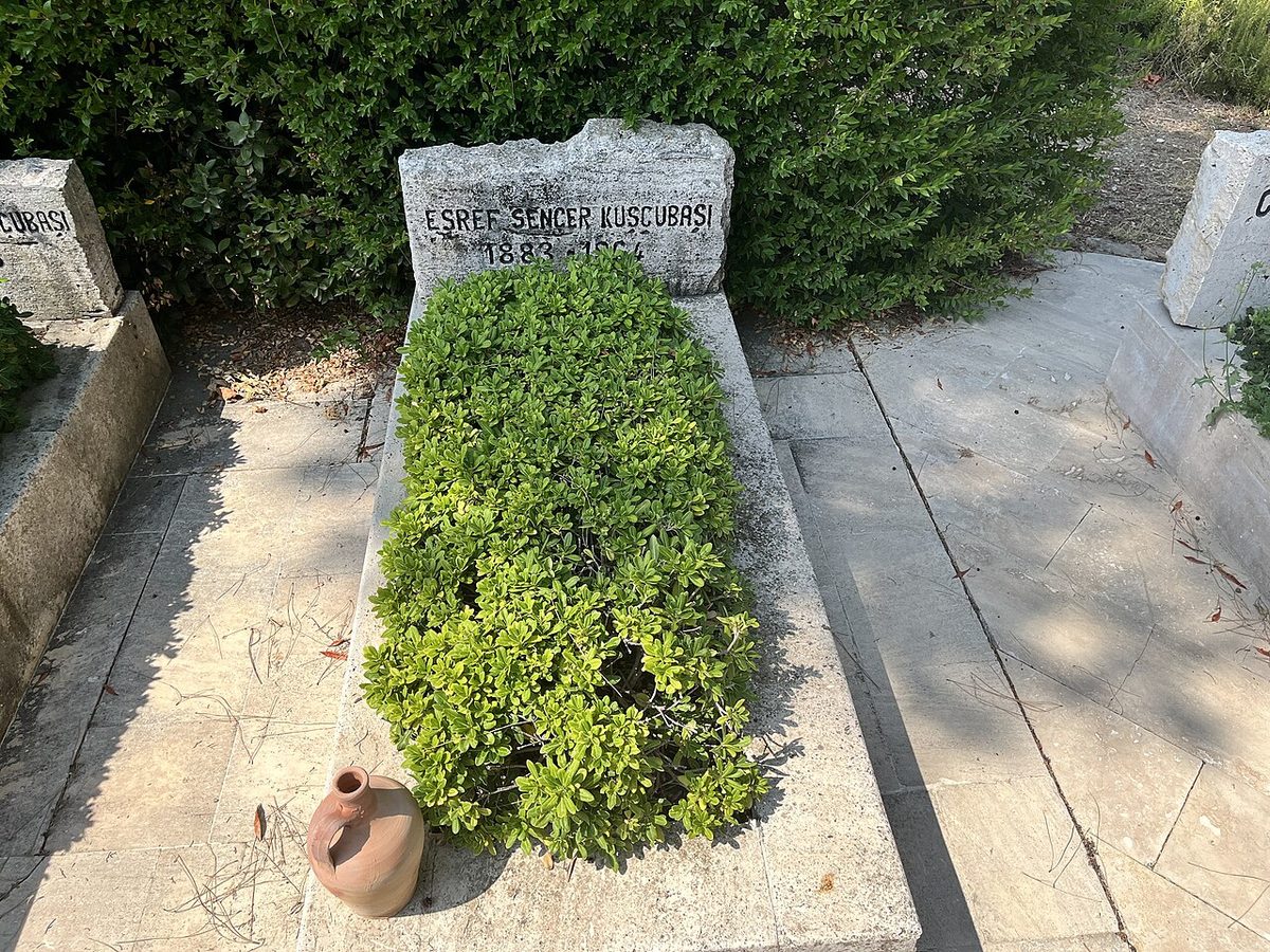 Kuşçubaşı Eşref'in mezarı