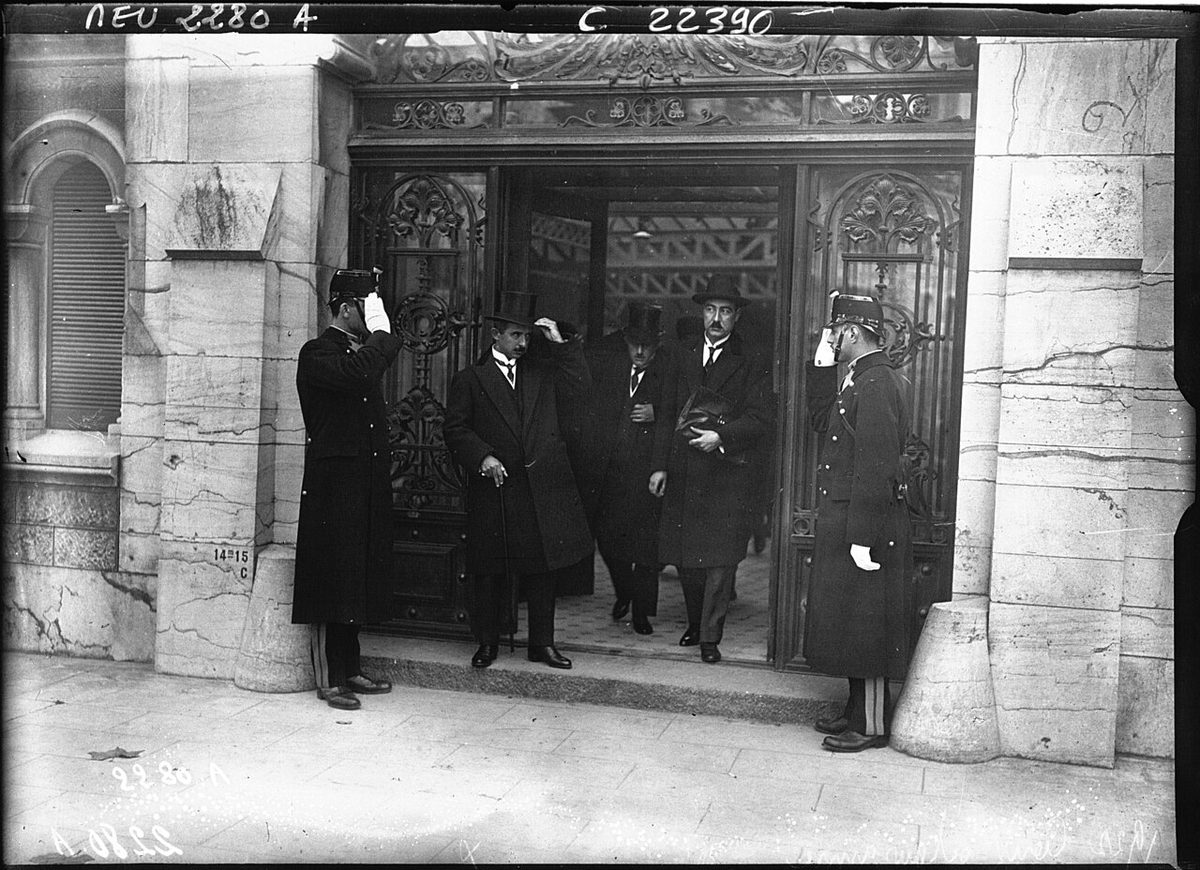 İsmet Paşa Lozan'da Hôtel du Château'dan çıkarken, 1922