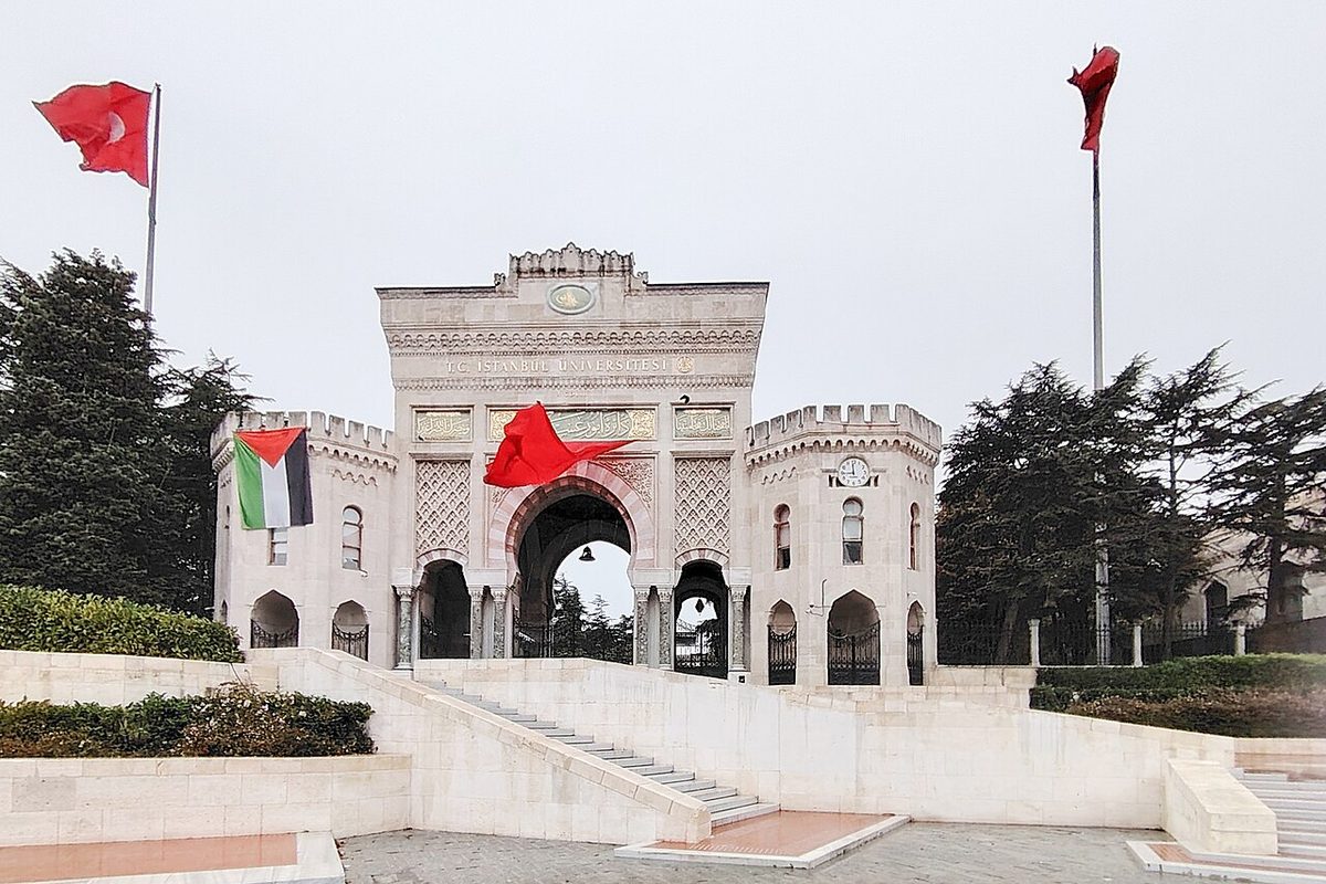 İstanbul Üniversitesi'nin Beyazıt'taki ana kapısı