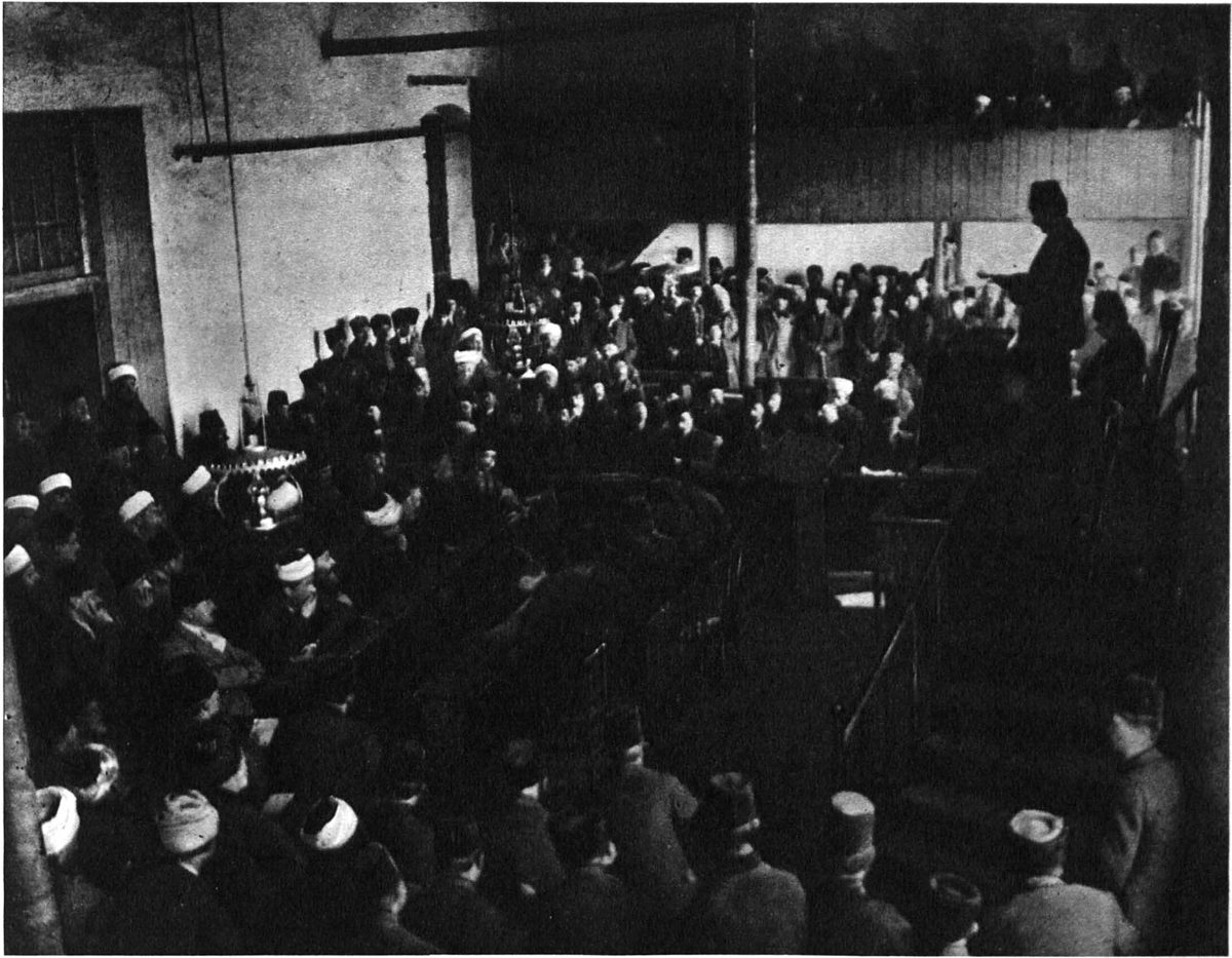 Mustafa Kemal Paşa Büyük Millet Meclisi'nde konuşurken, 1 Mart 1921
