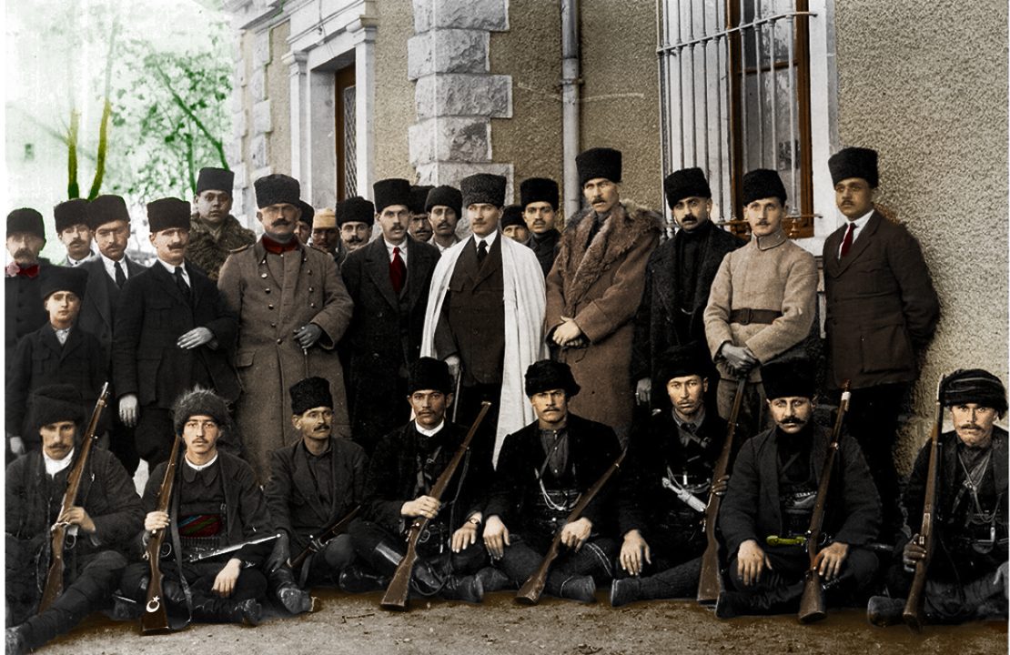 Mustafa Kemal, Ethem Bey ve savaşçılarını Ankara garında karşılarken, Mayıs 1920