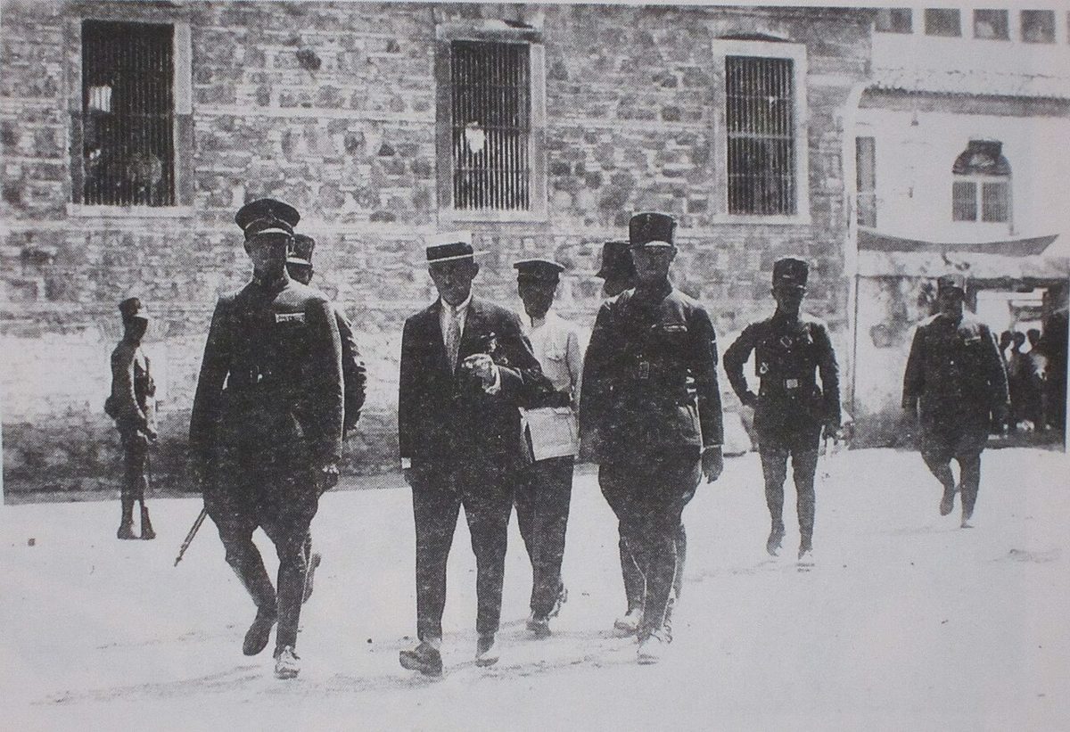 Mehmet Arif Bey 1926'da İzmir'deki mahkemeye girerken