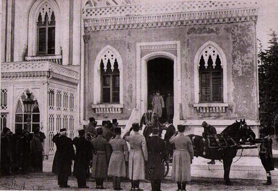 VI. Mehmed Yıldız Camii'nden çıkarken