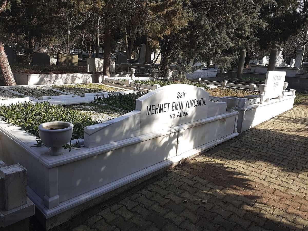 Mehmet Emin Yurdakul'un Zincirlikuyu Mezarlığı'ndaki kabri