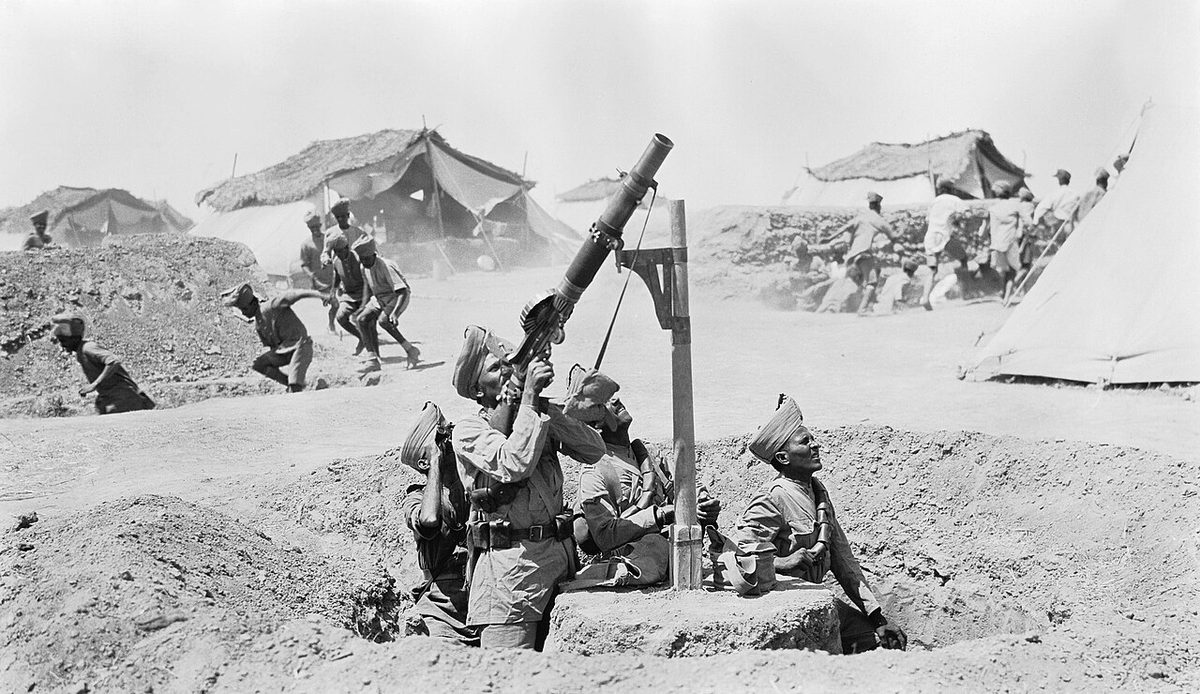 Mezopotamya cephesinde nehir kıyısında bir İngiliz kampı
