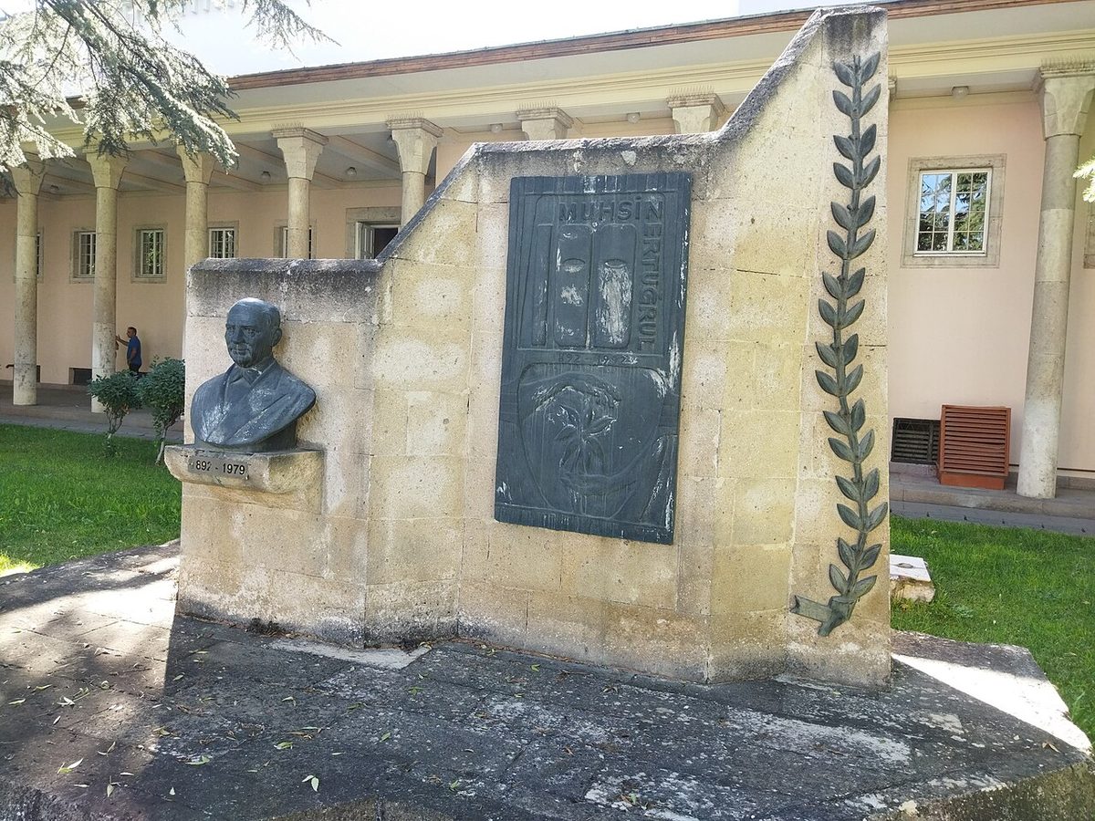 Muhsin Ertuğrul anıtı
