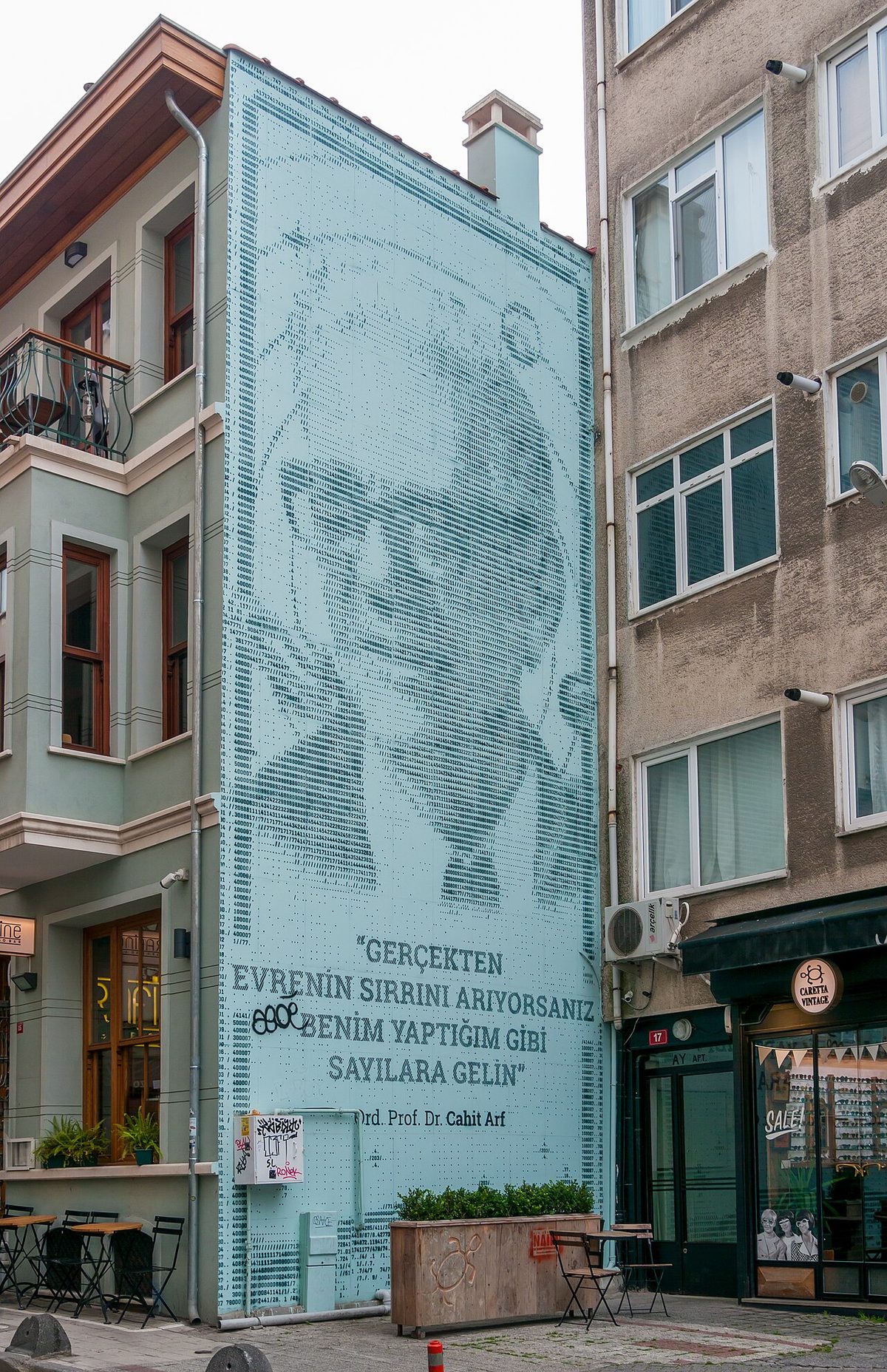 Kadıköy'de Cahit Arf'ı konu alan bir duvar resmi