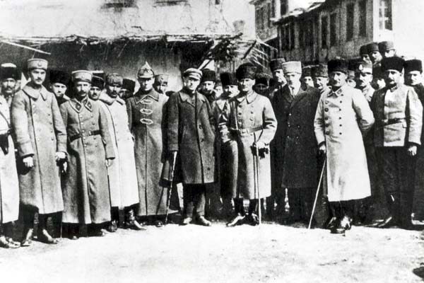 Mustafa Kemal Paşa, İbrahim Abilov ve Semyon Aralov Akşehir'de