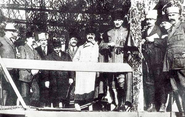 Mustafa Kemal Paşa, Azerbaycan elçisi İbrahim Abilov ve hükümet üyeleri, Ankara 1921