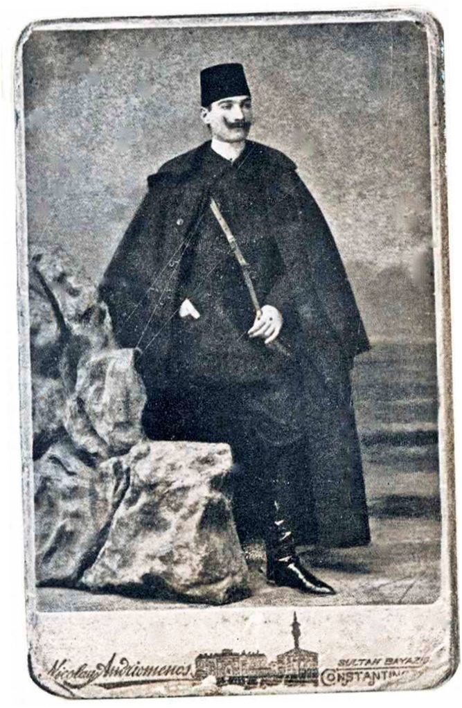 Mustafa Kemal, Harp Akademisi'nden mezun olduğu 1905 yılında