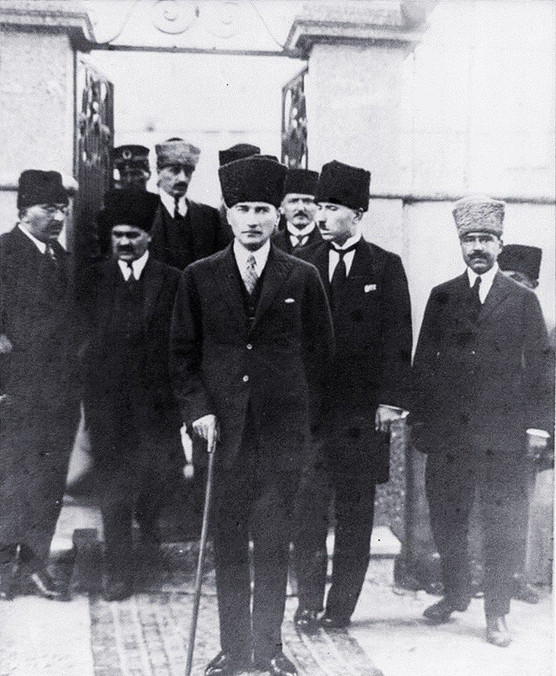 Mustafa Kemal Samsun'da Şahinzâde Konağı'ndan çıkarken, 21 Eylül 1924