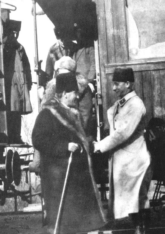 Commons açıklamasına göre Mustafa Kemal Paşa ve Ali İhsan Paşa, Çay, 1922