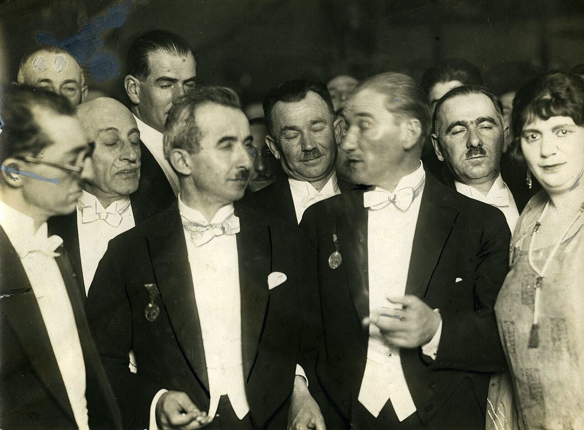 Atatürk Ankara'da bir diplomatik davette