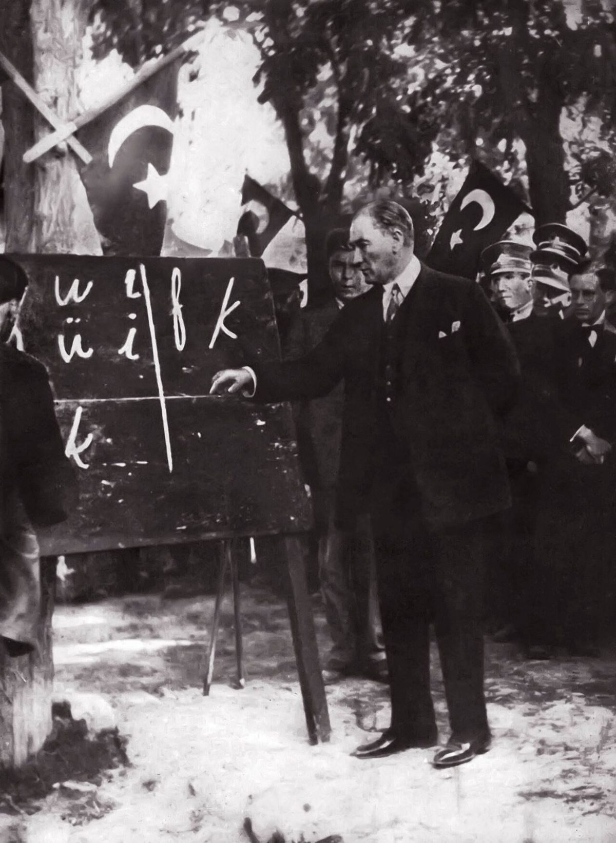 Mustafa Kemal yeni Türk harflerini kara tahta başında anlatırken, 1928