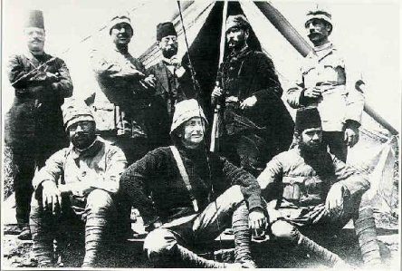 Derne cephesinde subaylarla birlikte Mustafa Kemal, 1912