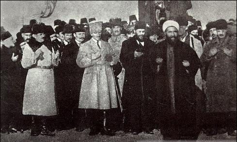 Mustafa Kemal Ankara Vilayet binası önünde dua ederken