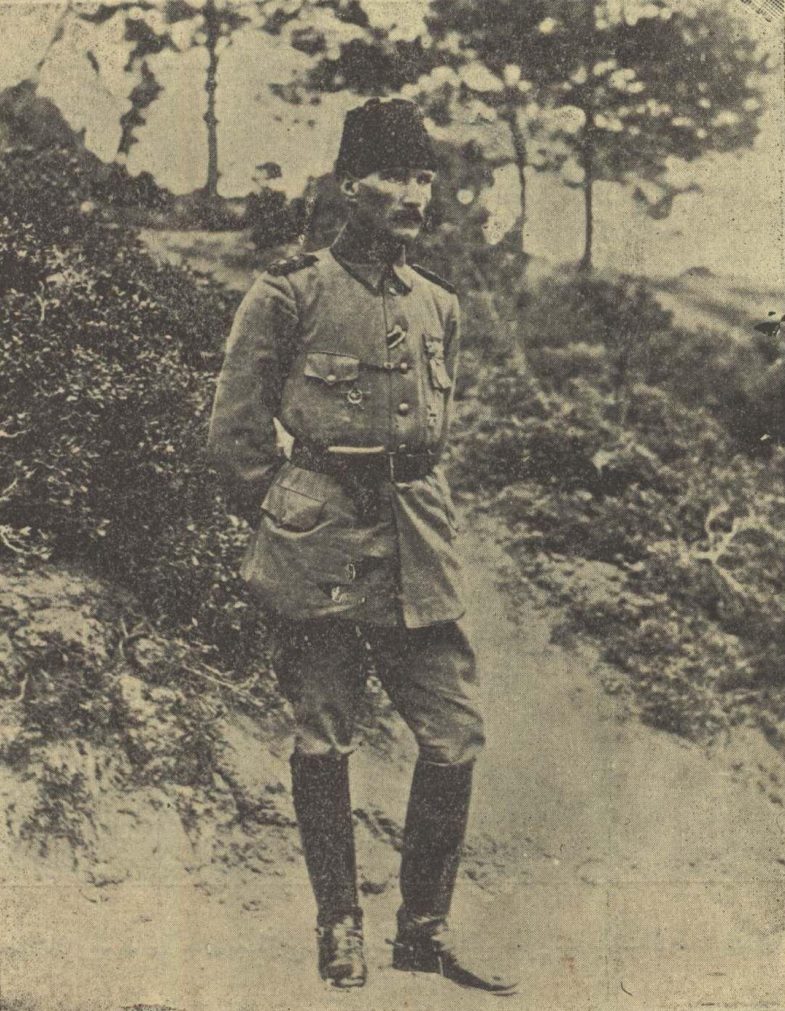 Gelibolu'da siperde Mustafa Kemal ve subaylar, 1915
