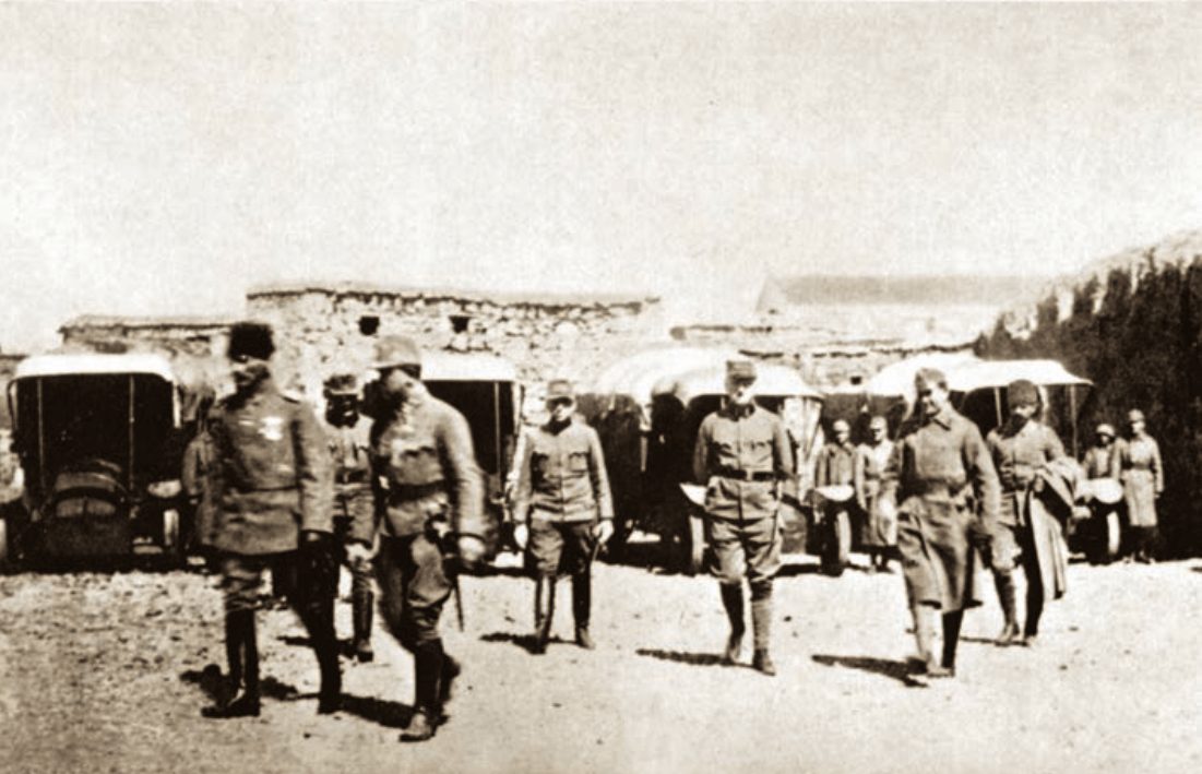 Mustafa Kemal Paşa Diyarbakır'da Avusturya-Macaristan otomobil kolunu denetlerken, 1917