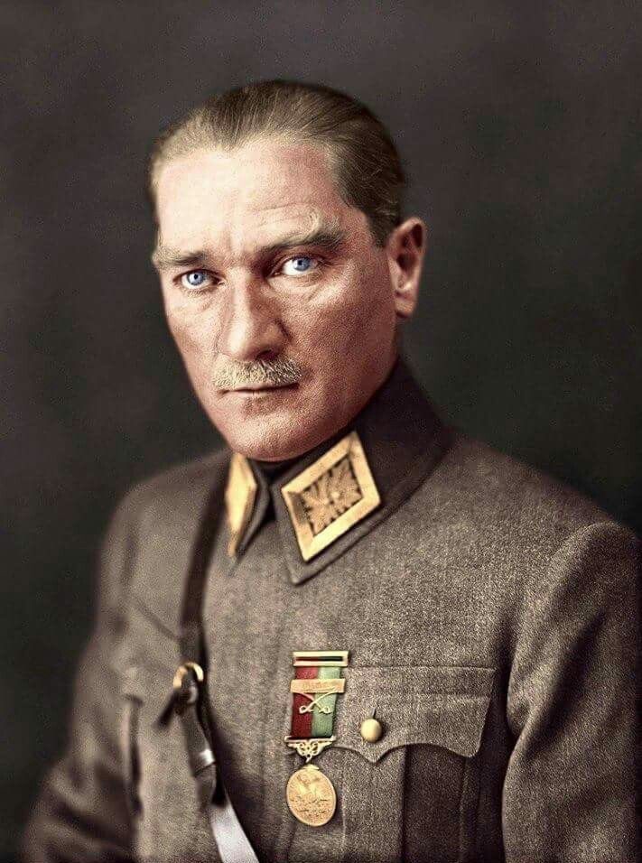 Mustafa Kemal Paşa kırmızı-yeşil şeritli İstiklâl Madalyası ile