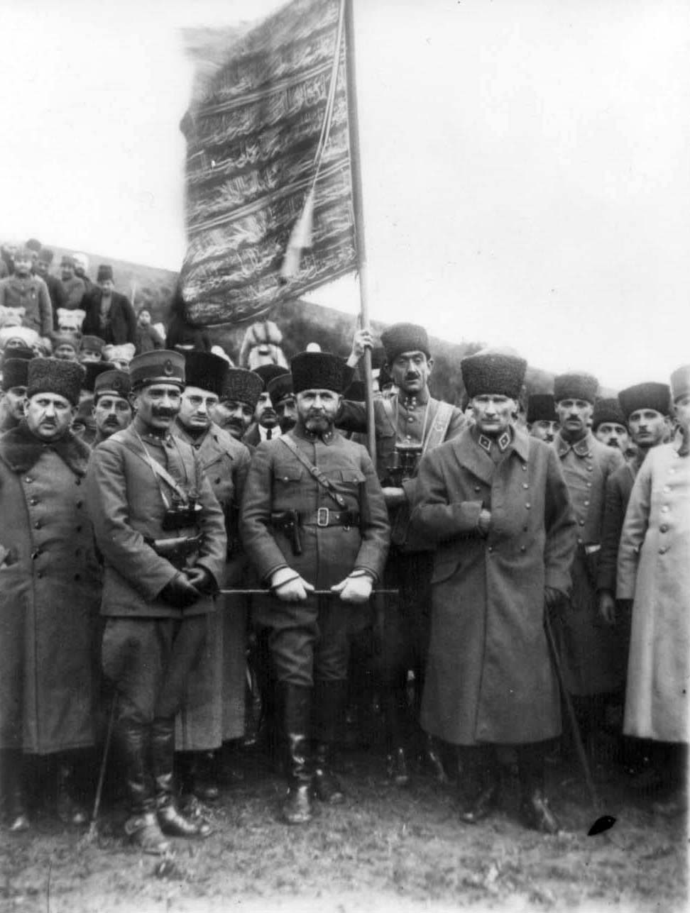 Mustafa Kemal Paşa bir topçu alayını teftiş ederken