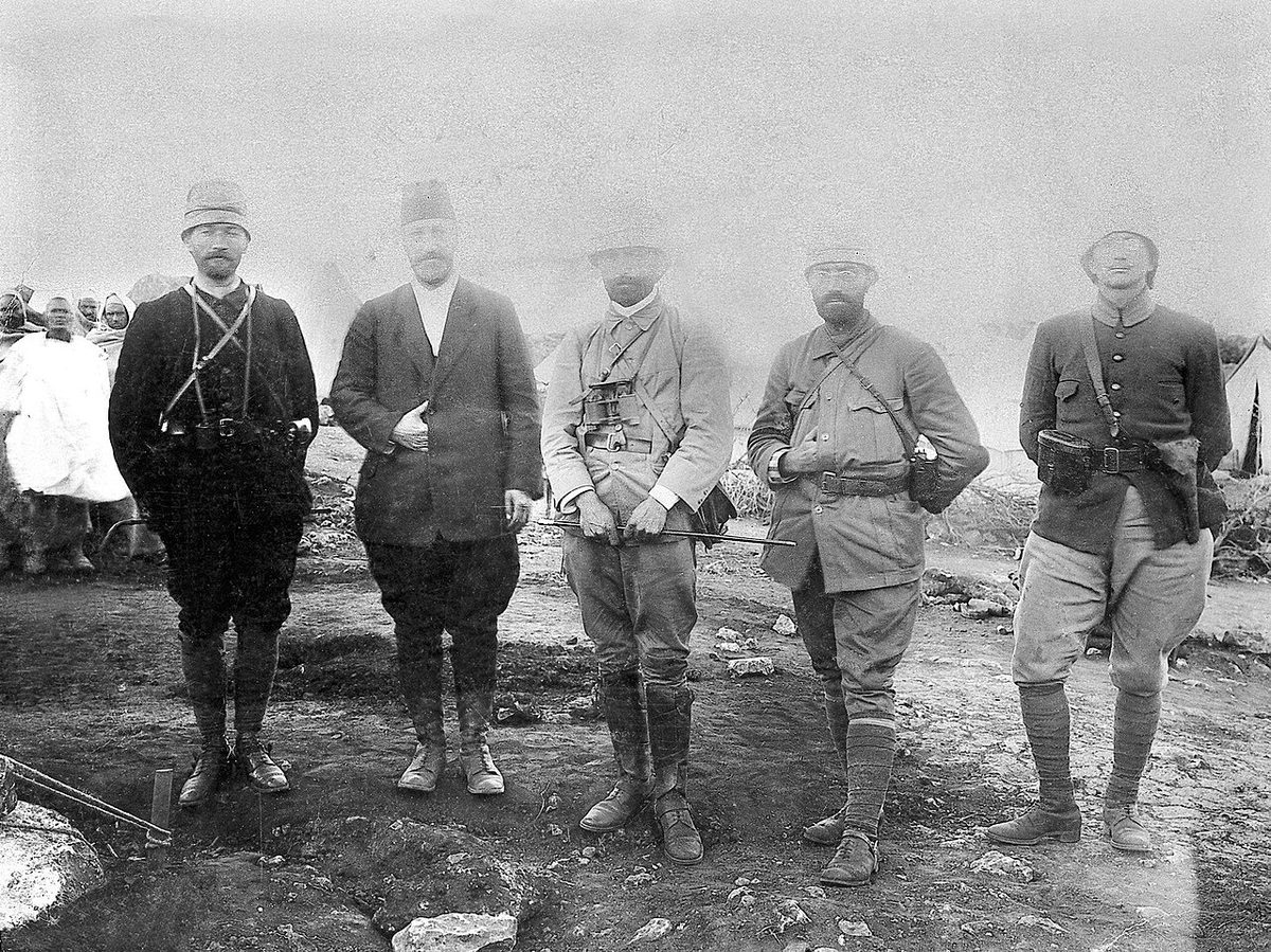 Mustafa Kemal Trablusgarp cephesinde Osmanlı subaylarıyla, 1911