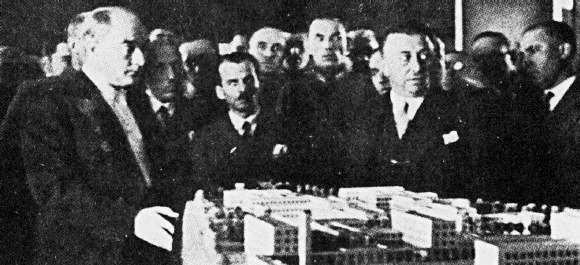 Gazi Mustafa Kemal Bakanlıklar semtinin maketini incelerken