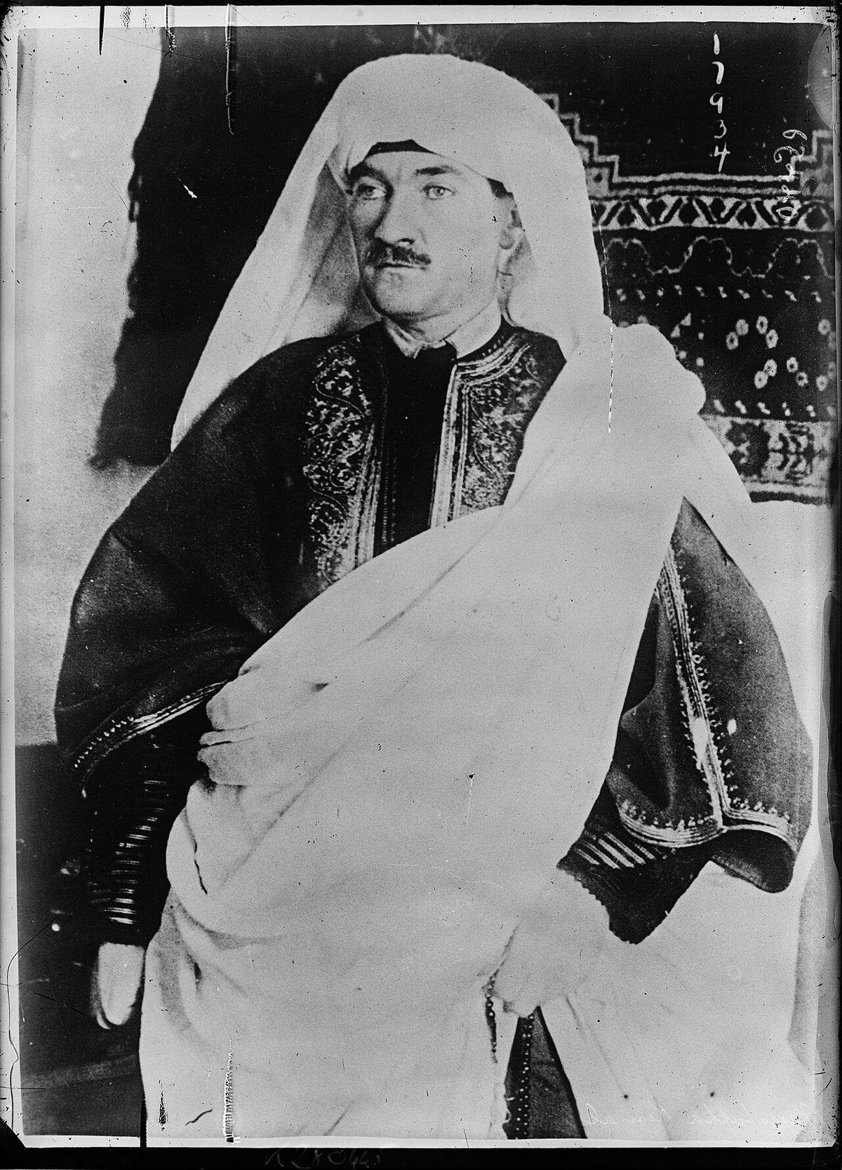 Trablusgarp'ta yerel kıyafetle Mustafa Kemal, 1911 veya 1912