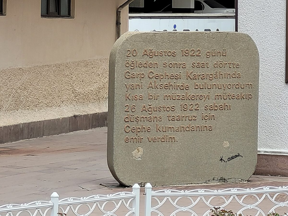 Karargâh binası önündeki yazılı taş