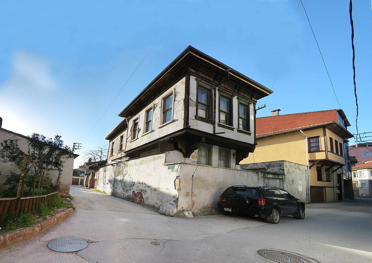 Bursa'da Müzeyyen Senar Sokağı'ndaki tarihi evler