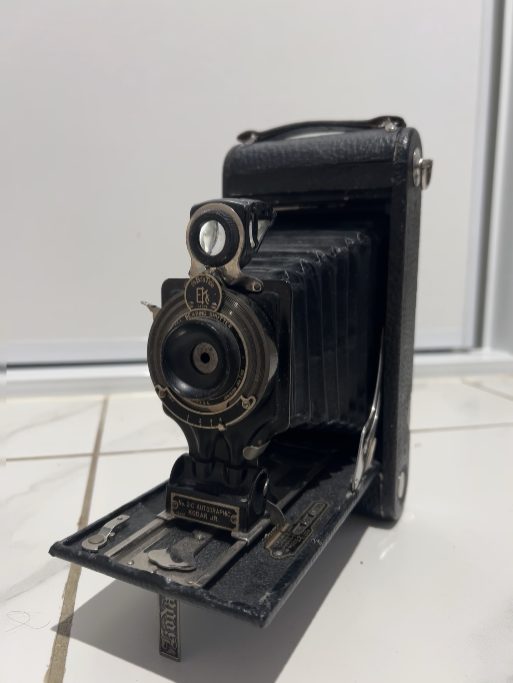 1920'lerden bir Kodak körüklü fotoğraf makinesi