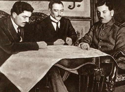 Mustafa Kemal Paşa, Ali Fuat Paşa ve Rauf Bey ile bir toplantıda