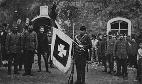 İşkodra kuşatmasında Karadağ birliğinden ele geçirilen sancağı gösteren Osmanlı askerleri