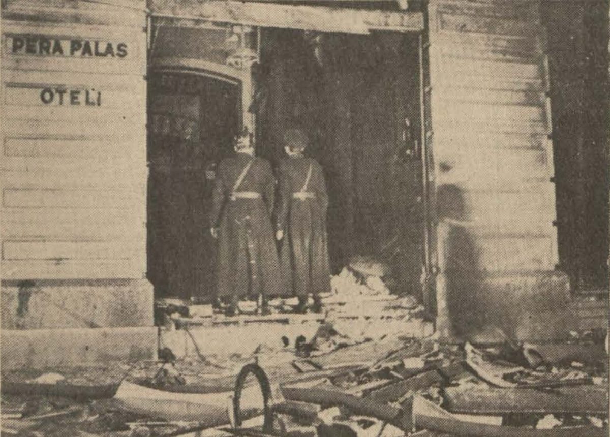 Pera Palas Oteli'nin girişi