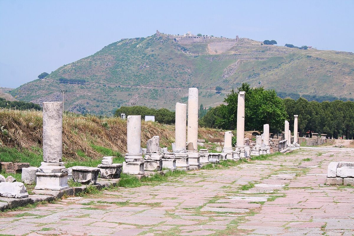 Bergama akropolü; 1919'da Yunan birliği bu tepeyi de tutuyordu