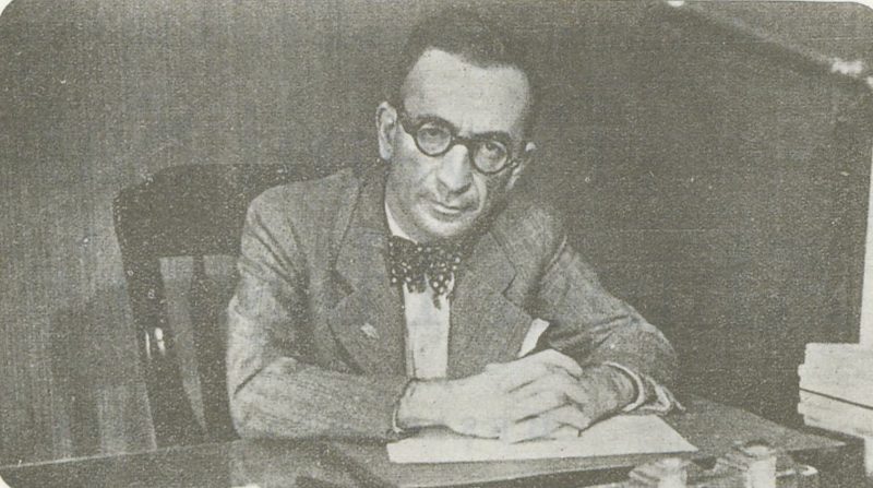 Peyami Safa çalışma masasında