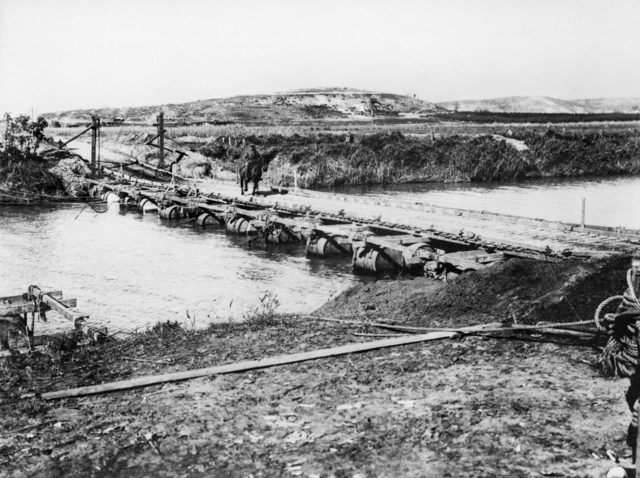 Yafa'nın kuzeydoğusunda Avca vadisi üzerinde duba köprü, 1917