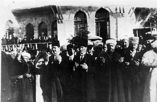 Mustafa Kemal Paşa ve arkadaşları Meclis binası önünde dua ederken