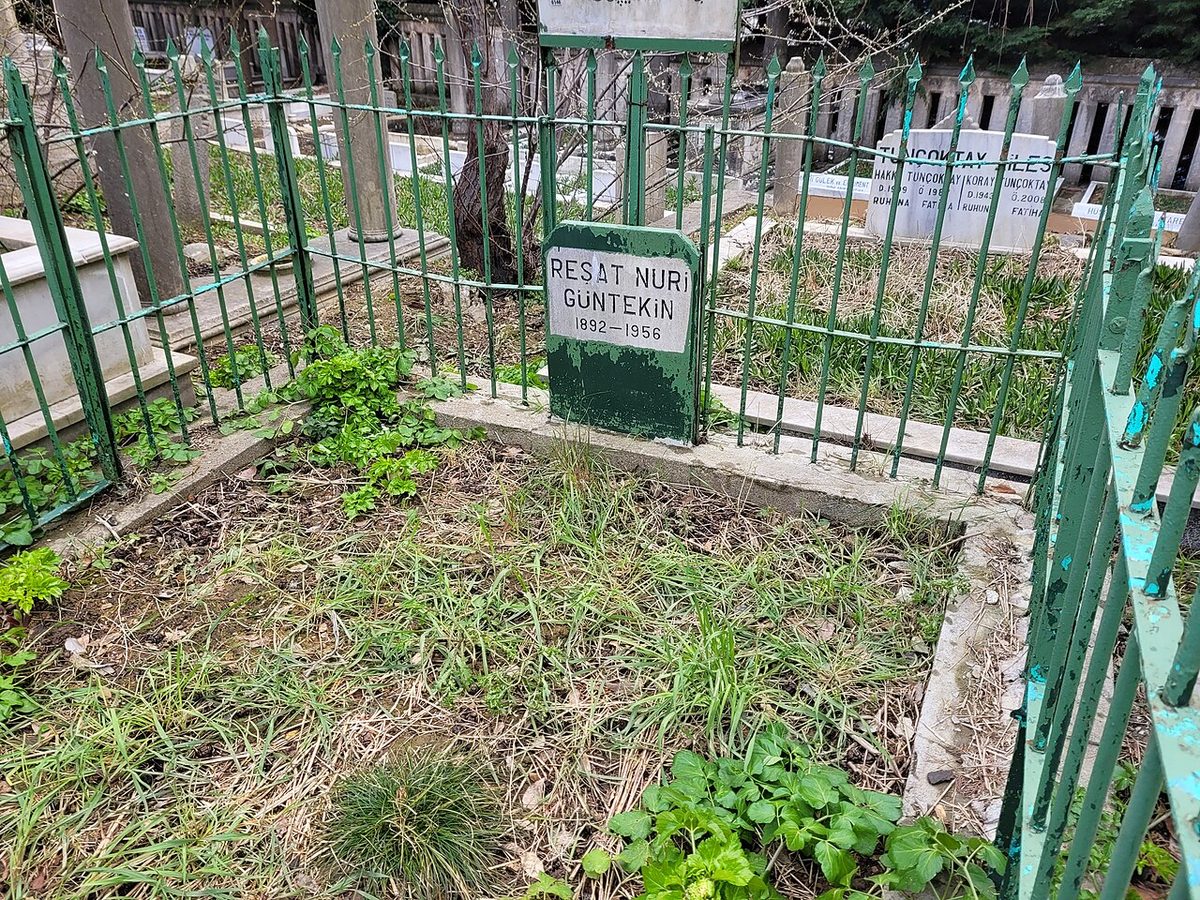 Reşat Nuri Güntekin'in Karacaahmet'teki mezarı