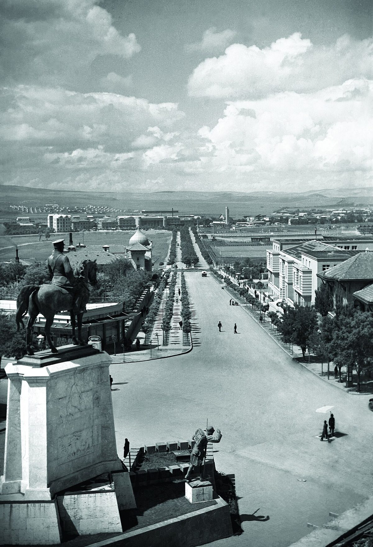 Ulus Meydanı'ndaki Zafer Anıtı'ndan Ankara Garı'na uzanan Cumhuriyet Bulvarı, 1937