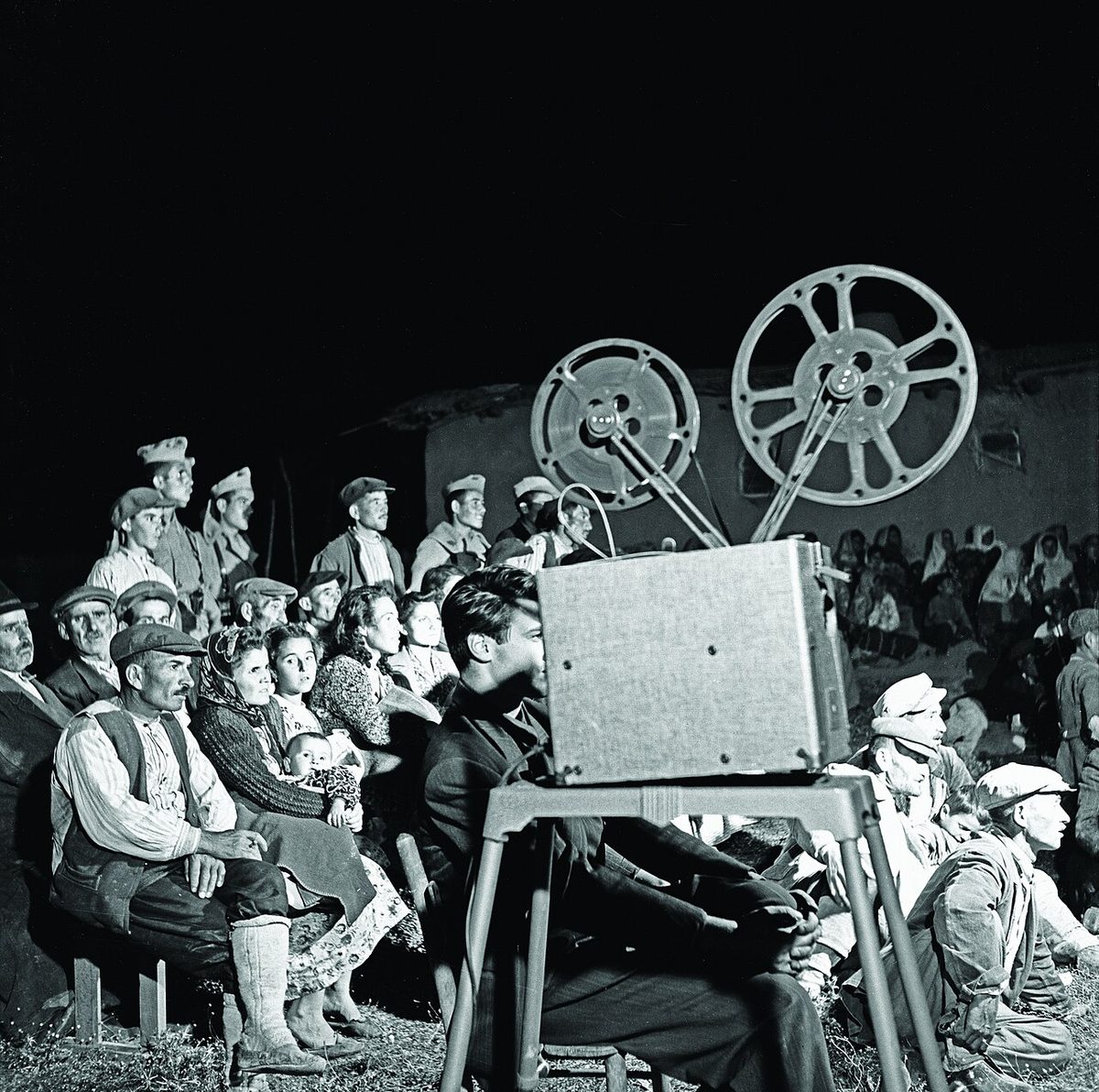 Ballıkpınar köylüleri bir film gösteriminde, 1930'lar