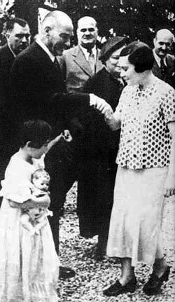 Sabiha Gökçen, Mustafa Kemal Atatürk'ü selamlarken