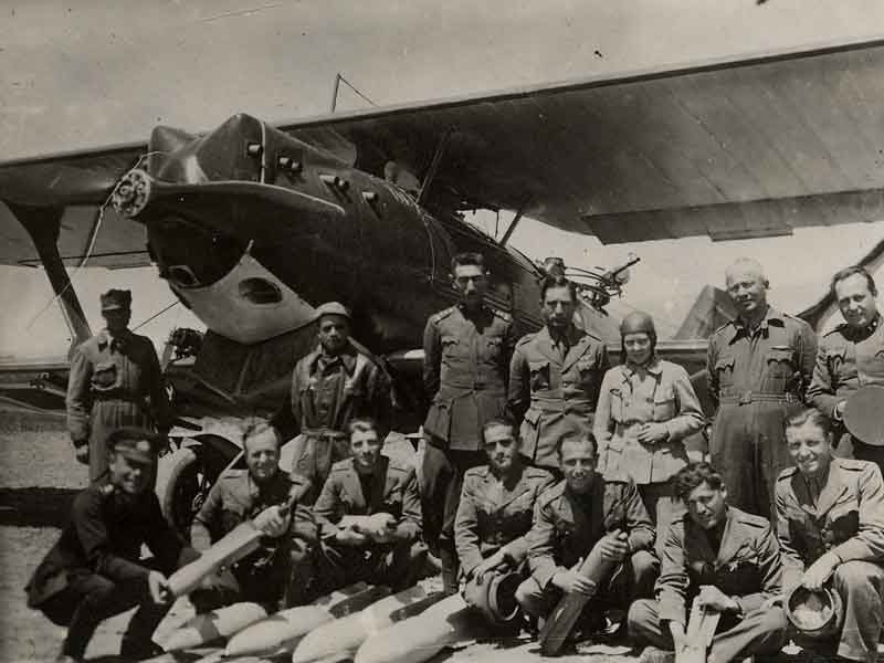 Sabiha Gökçen ve arkadaşları Breguet 19 uçağının önünde