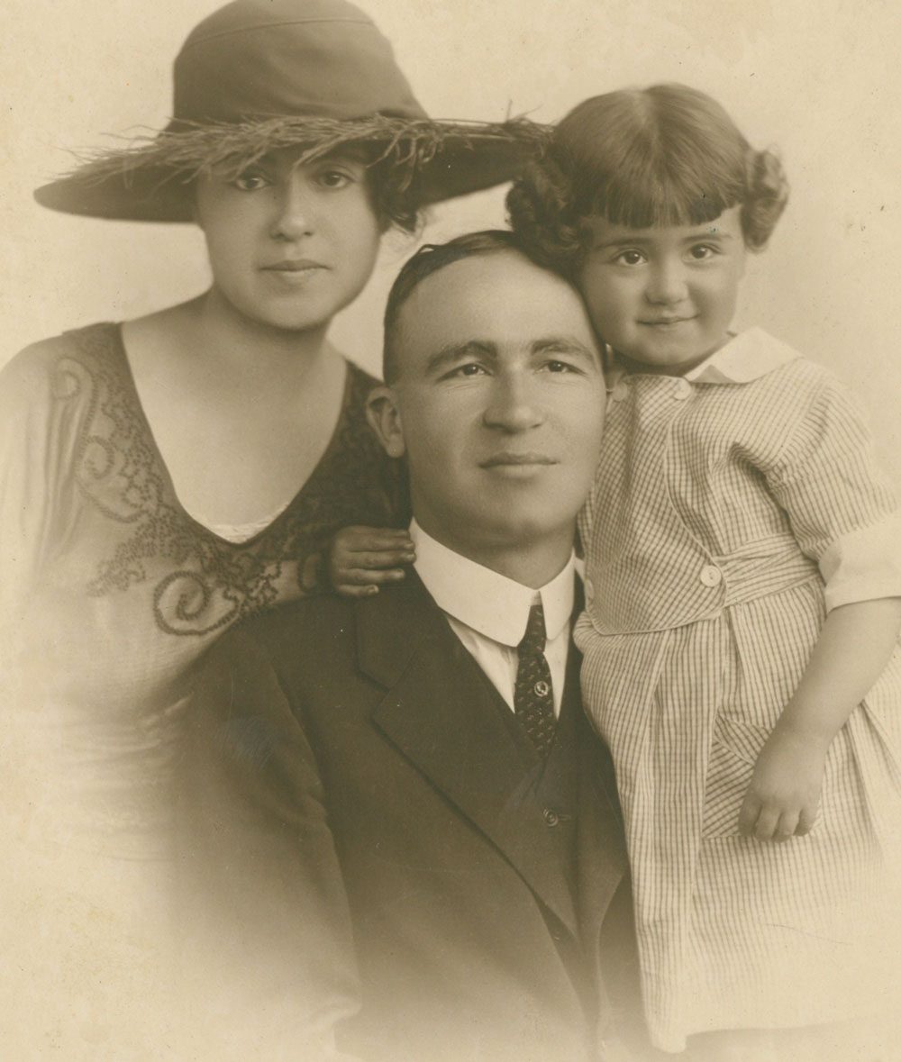 Sabiha Sertel, eşi Zekeriya Sertel ve kızı Sevim ile New York'ta, 1919