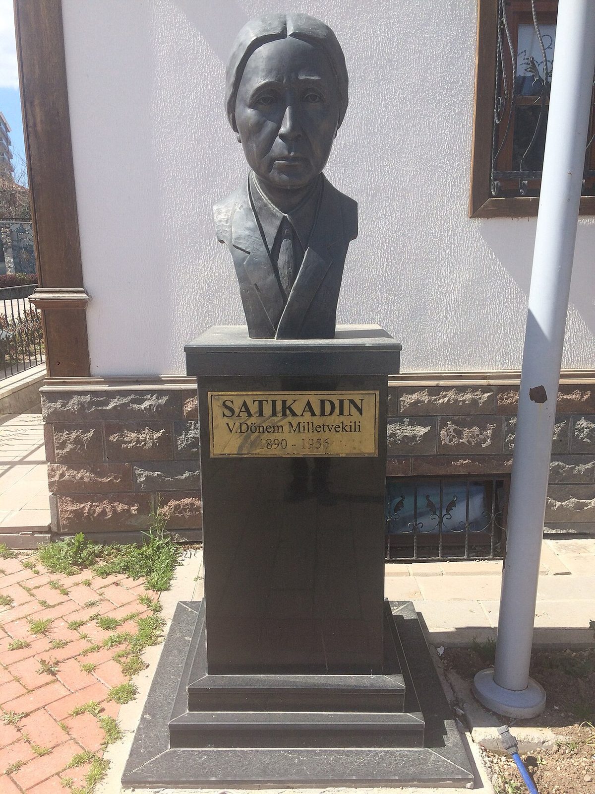 Kahramankazan'daki Satı Kadın Müzesi önünde bulunan büst